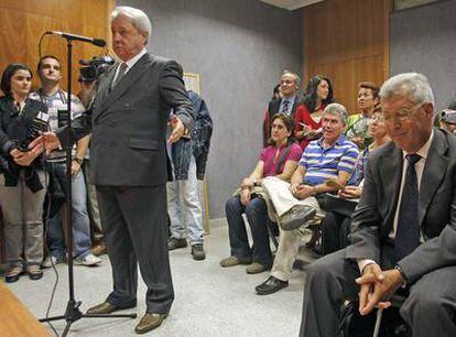 Francisco Hernando, en un juicio en Toledo. Sentado, el alcalde de Seseña, Manuel Fuentes.