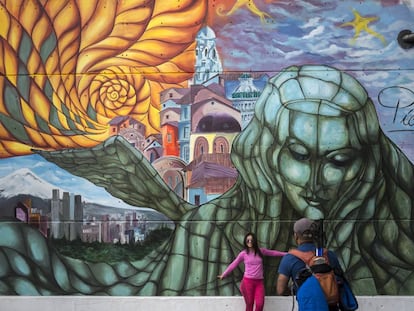 Un grafiti de la ciudad de Quito junto al TelefériQo, que asciende hasta las faldas del volcán Pichincha (Ecuador). 