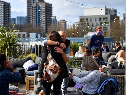 Dos personas se abrazan en un bar de la azotea Skylight , en Londres.