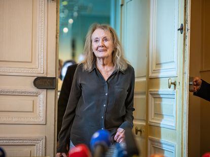 La escritora Annie Ernaux llega a la conferencia de prensa organizada tras el anuncio de la concesión del Nobel, este 6 de octubre, en la sede de Gallimard en París.