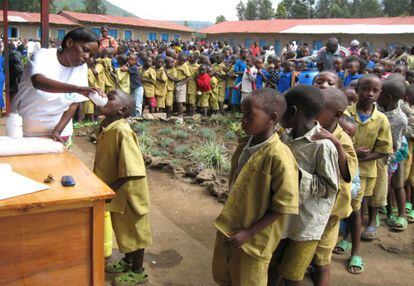 Campa&ntilde;a contra la esquistosomiasis en una aldea africana.