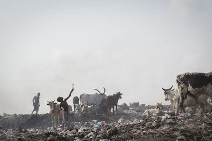 Un niño juega con un tirachinas en el vertedero de Agbogbloshie sobre toneladas de deshechos. Este lugar, situado en Accra, la capital de Ghana, es el mayor basurero de residuos tecnológicos del mundo.
