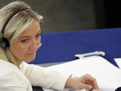 Marine Le Pen, en su esca&ntilde;o del Parlamento Europeo.