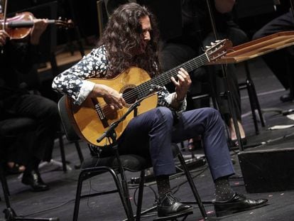  El guitarrista 'Tomatito', acompañado por la Orquesta Sinfónica de Navarra durante su actuación en Palacio de Congresos Baluarte de Navarra.