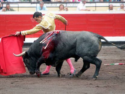Paco Ure&ntilde;a, en un lance a su primer toro.