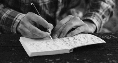 Imagen de un hombre escribiendo. 