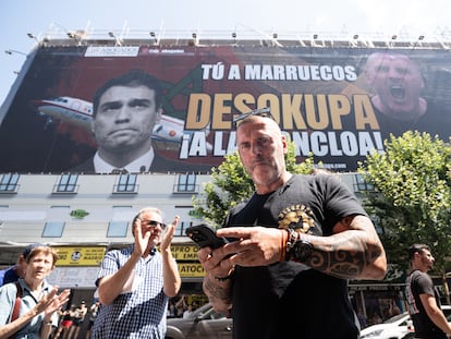 El líder de Desokupa, Dani Esteve, el día en el que Desokupa desplegó una lona en Atocha contra el presidente del Gobierno.