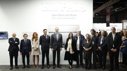 De izquierda a derecha, el presidente ejecutivo de PRISA Media, Carlos Núñez, el alcalde de Madrid, Jose Luis Martínez-Almeida, la vicepresidenta de PRISA, Pilar Gil, el presidente de PRISA, Joseph Oughourlian, los Reyes de España, Felipe VI y Doña Letizia, el artista Jean Marie del Moral, la directora de EL PAÍS, Pepa Bueno, el ministro de Cultura, Ernest Urtasun, el presidente de la Asamblea de Madrid, Enrique Ossorio, y el presidente de Ifema y consejero delegado de Indra, José Vicente de los Mozos.