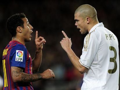 Thiago y Pepe discuten durante el cl&aacute;sico.