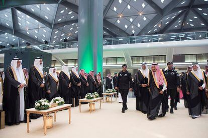El rey de Arabia Saudí, Salmán bin Abdulaziz, camina hacia la foto protocolar con los trabajadores. 
