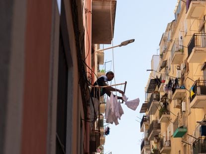 Un hombre tendiendo en su casa. Barcelona, Cataluña.