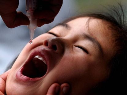 Una niña recibe la vacuna de la polio en una campaña de inmunización en Nepal.