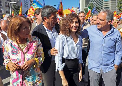 Desde la izquierda, Ana Botella, Carlos Mazón, Isabel Díaz Ayuso y Elías Bendodo, en el mitin del PP este domingo en Madrid. 