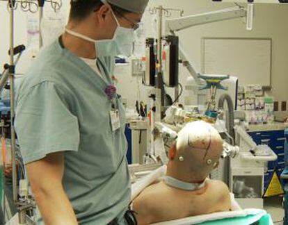 Momentos antes de la intervención en la que se instalaron los implantes que transmiten las señales cerebrales al robot articulado.