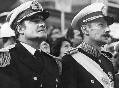 Emilio Massera y Jorge Videla, líderes de la dictadura militar que gobernó Argentina (1976-1983).