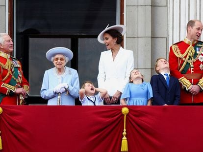 La reina Isabel de Gran Bretaña, el príncipe Carlos, el príncipe Guillermo y Catalina, duquesa de Cambridge junto a la princesa Carlota, el príncipe Jorge y el príncipe Luis en el balcón del Palacio de Buckingham durante las celebraciones del Jubileo de Platino de la reina en Londres, el 2 de junio de 2022.