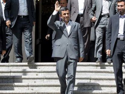 El presidente iran&iacute;, Mahmud Ahmadineyad, saluda hoy al salir de una reuni&oacute;n de gabinete en Teher&aacute;n. 