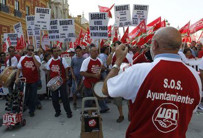 Protesta de los trabajadores municipales de Barbate en Sevilla. / garc&iacute;a cordero