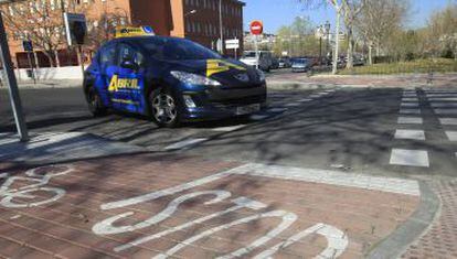 Una autoescuela circula por las calles de Alcorcón