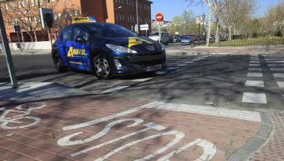 Una autoescuela circula por las calles de Alcorc&oacute;n