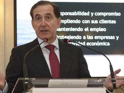 El presidente de Mapfre, Antonio Huertas, durante su intervenci&oacute;n en el curso de la UIMP de Santander. 
