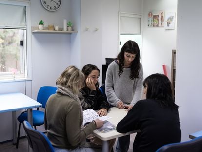 Un grupo de pacientes del hospital de día de la Unidad de Trastornos de la Conducta Alimentaria del Sant Pau de Barcelona.
