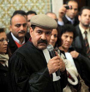 Choukri Belaid interviene en un encuentro con otros abogados en la capital tunecina en diciembre de 2010.