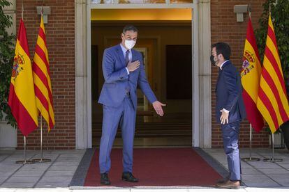 El presidente del Gobierno, Pedro Sánchez, saluda al presidente de la Generalitat, Pere Aragonès, en el palacio de la Moncloa, Madrid.