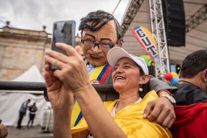 Seguidores del presidente de Colombia, Gustavo Petro, se reúnen en la Plaza Bolivar para celebrar los 100 días desde el inicio de su mandato, en Bogotá, el 15 de Noviembre de 2022. 