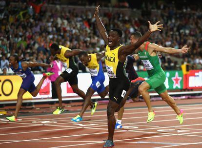 El jamaicano Omar McLeod celebra su victoria en los 110 metros vallas tras cruzar la línea de meta, el 7 de agosto.