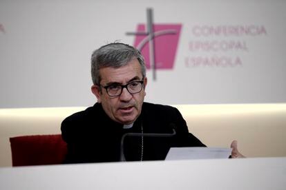 El obispo y secretario general de la Conferencia Episcopal Española, Luis  Argüello, durante una rueda de prensa en julio.