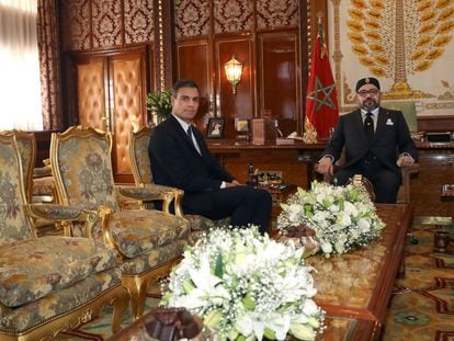El presidente del Gobierno, Pedro Sánchez, y el rey Mohamed VI de Marruecos en el Palacio Real de Rabat el 19 de noviembre de 2018.