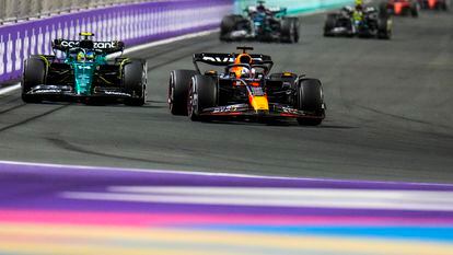 Max Verstappen adelanta a Fernando Alonso durante el GP de Arabia Saudí, en el circuito de Yedda, este domingo.