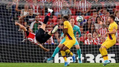 Aduriz remata para hacer el gol del Athletic.