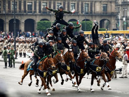 Desfile militar en el que se realizan acrobacias en celebración del 109 aniversario de la Revolución Mexicana, en la plaza Zócalo de la Ciudad de México.
