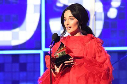 La cantante tejana Kacey Musgraves con el Grammy al Álbum del Año.