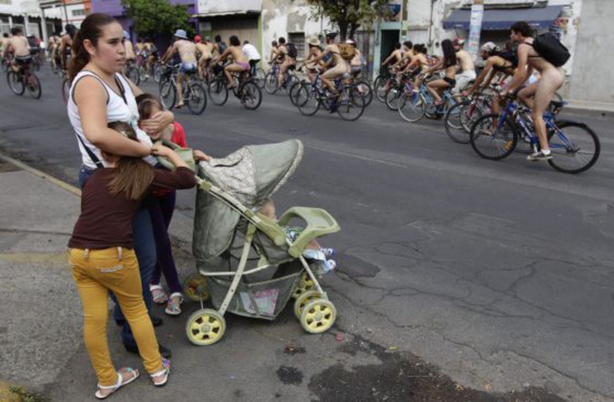 Miles de ciclistas marchan desnudos en México para exigir su sitio en