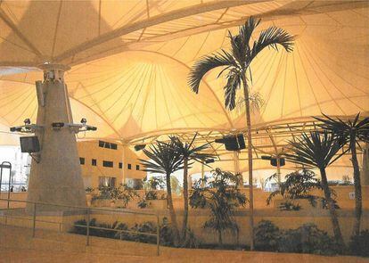 El interior de El Palenque, la carpa destinada a albergar los espectáculos durante la Expo '92 de Sevilla, que Prada Poole había imaginado como una nube de membrana transparente con un sistema de pulverización de agua que tamizaría la luz. Finalmente, la vegetación interior dio al espacio la sensación de invernadero. |