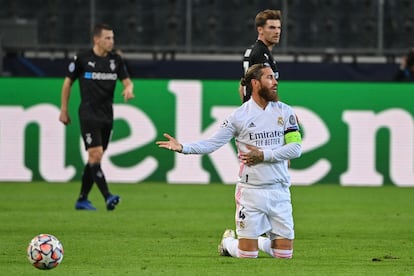 Ramos se lamenta de rodillas durante el partido entre Real Madrid y el Borussia Monchengladbach de la Champions este martes.
