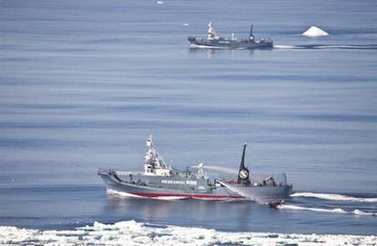 La foto ha sido distribuida Sea Shepherd Conservation Society y muestra como el ballenero Yushin Maru que cazaba junto a sus arponeros gemelos Yushin Maru #2, Yushin Maru #3, repele con cañones de agua el acuso de una motora neumática de la Sea Shepherd, una sociedad multimillonaria especialmente agresiva en su combate por la preservación de los mares.