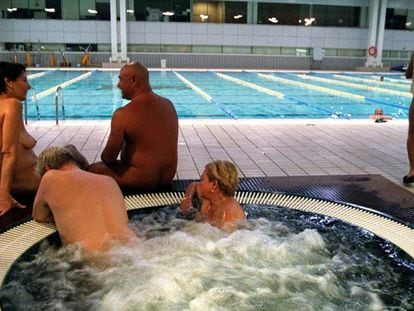 Usuaris fent nudisme a les piscines Picornell de Barcelona. 