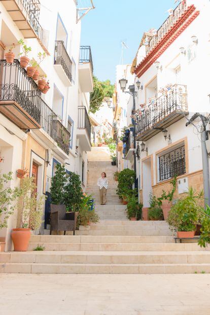 One of the steep streets of the Santa Cruz neighborhood, in Alicante.