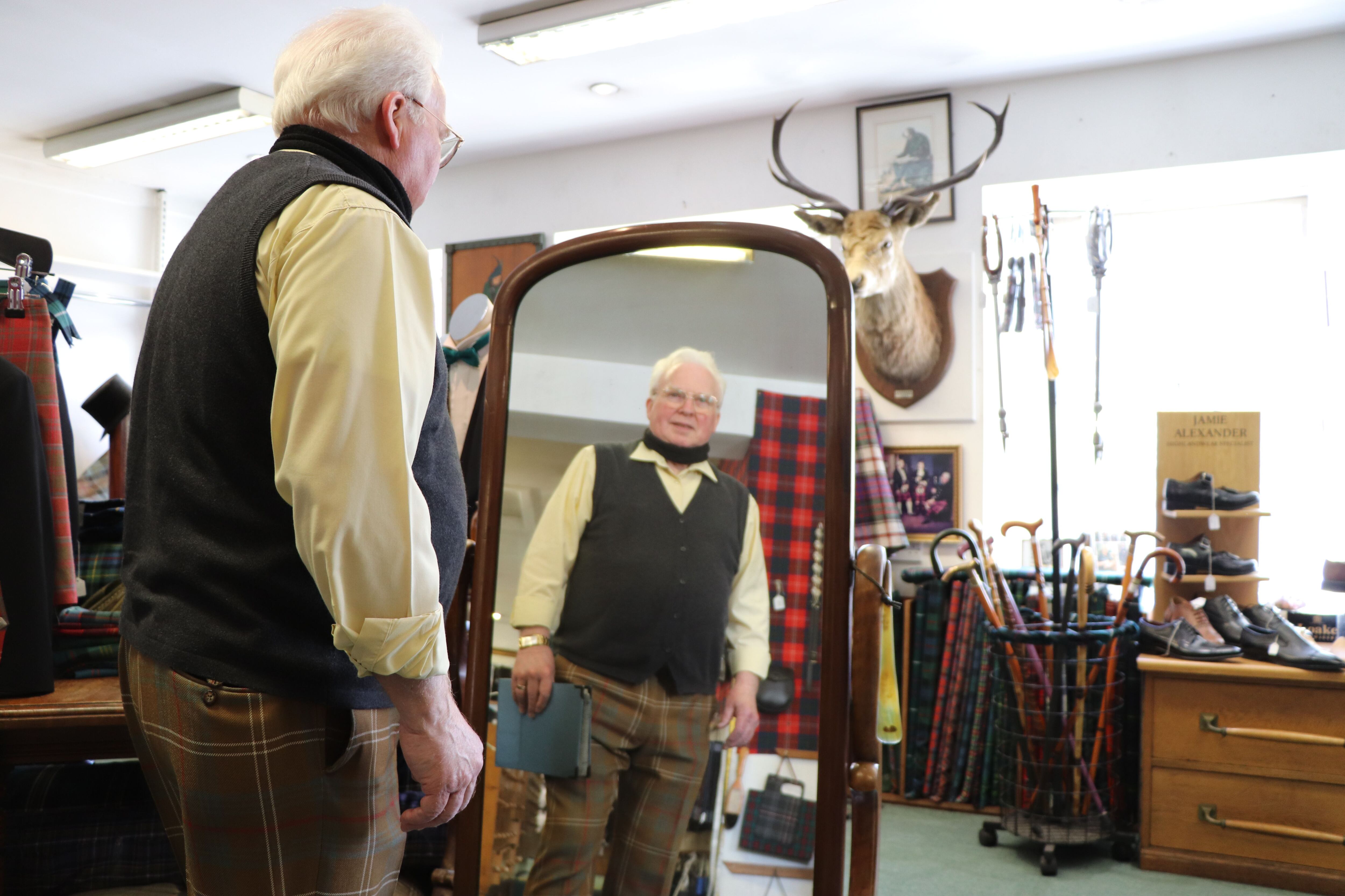 Ian Chisolm, sastre de trajes nacionales escoceses, en su tienda de Inverness. / RAFA DE MIGUEL