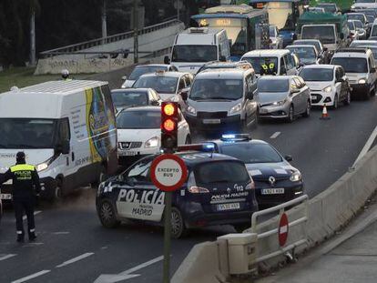 Agentes de la policía municipal de Madrid levantando una restricción del tráfico.