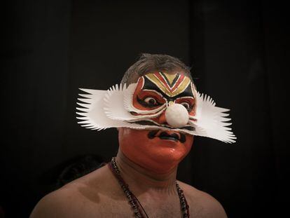 Los bailarines de Kathakali deben tener control sobre sus músculos faciales. Algunos incluso pueden reír solamente por un lado de la cara.