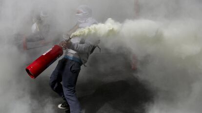 Un manifestante con un extintor durante las protestas contra el Gobierno en Santiago de Chile, en octubre de 2019.