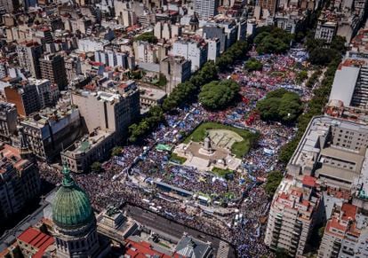 Vista aérea de las manifestaciones frente al Congreso, este miércoles, en Buenos Aires.
