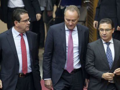 El presidente Alberto Fabra, entre el portavoz del PP, Jorge Bellver, y el secretario general del partido, Seraf&iacute;n Castellano, en las Cortes antes de la votaci&oacute;n de la nueva direcci&oacute;n de RTVV.