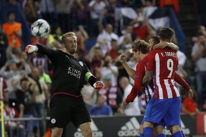 El delantero francés del Atlético de Madrid Antoine Griezmann (3d) celebra el primer gol de su equipo ante el Leicester.