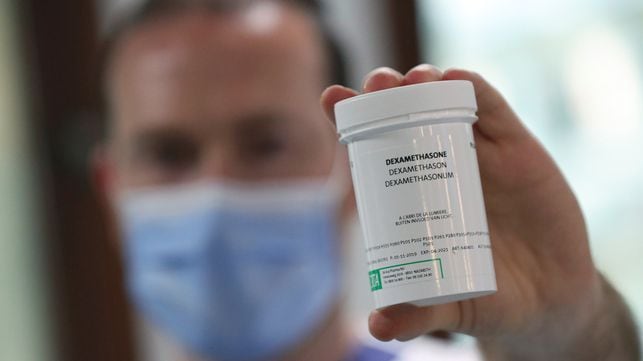 Un farmacéutico muestra una caja de dexametasona.